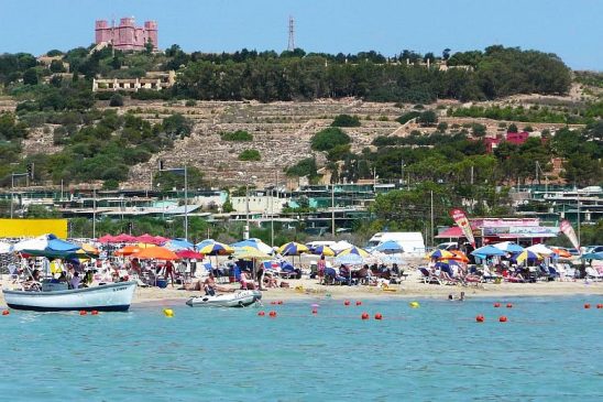 Mellieħa Bay Kék Zászlós strand tengeri panorámával Máltán