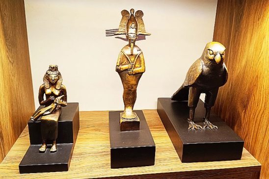Egyiptomi isteneket ábrázoló kisméretű bronzszobrok