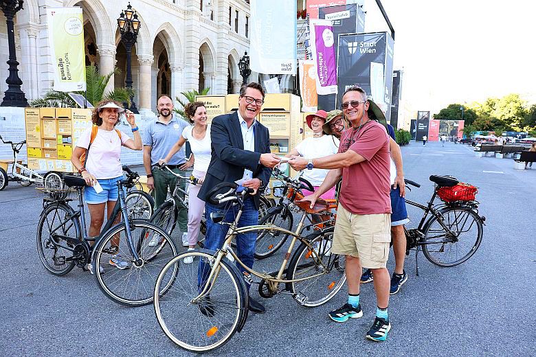 Kerékpáros kihívás résztvevői a bécsi Városháza előtt 2025-ben.
