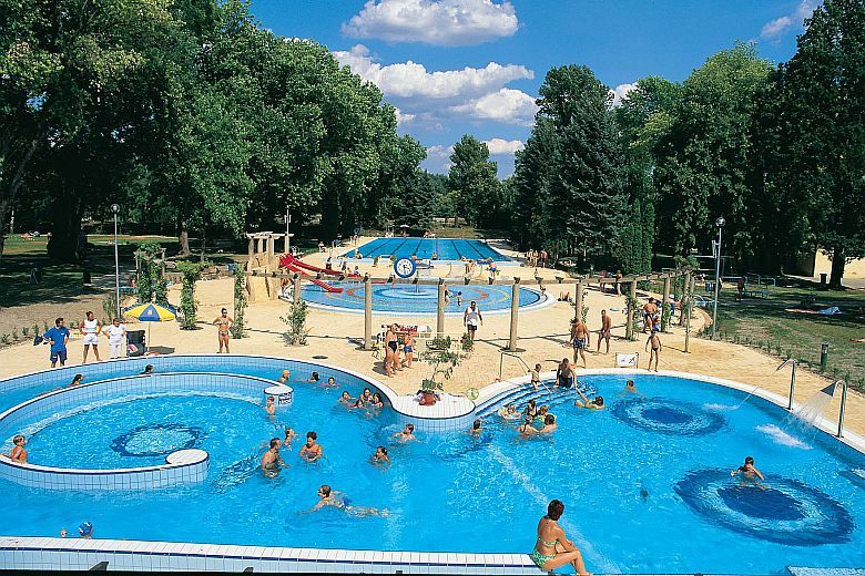 Pünkösdfürdői Strand nyári panoráma látképe, ahol a szezonban változatos programok várják a látogatókat.
