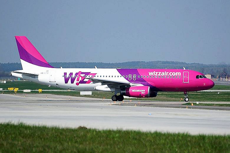 Wizz Air repülőgép várakozik indulásra egy repülőtéren.