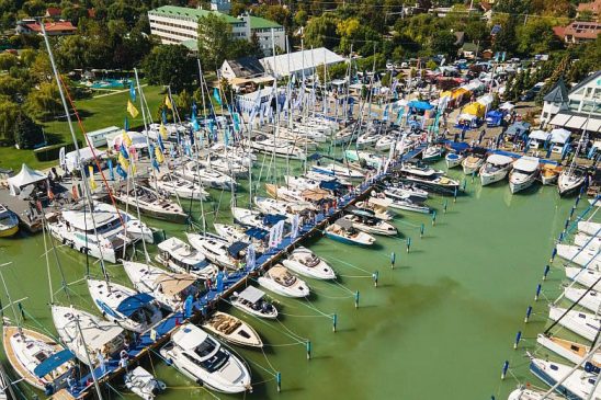 Panorámakép a balatonkenesei Kenese Marina-Port kikötőről, rengeteg kiállított vitorlás és motoros hajóval, a Balaton Boat Show idején.