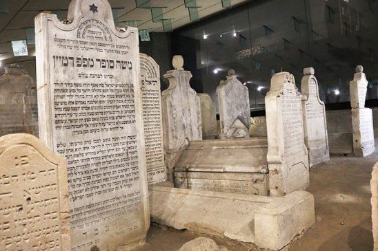 A 19. századi rabbi Chatam Sofer emlékhelyének sírkövei Pozsonyban.