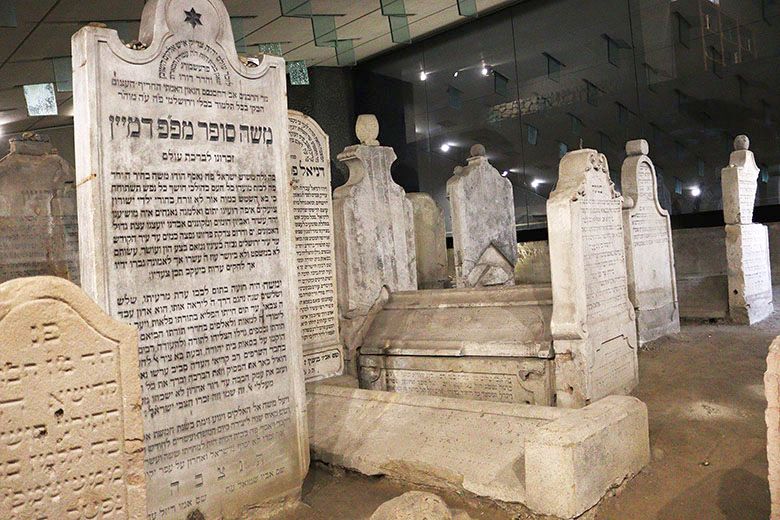 A 19. századi rabbi Chatam Sofer emlékhelyének sírkövei Pozsonyban.