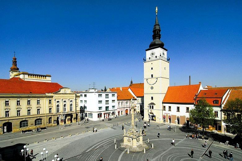 Nagyszombat főtere a reneszánsz Várostoronnyal, Szlovákia Kis Rómájában
