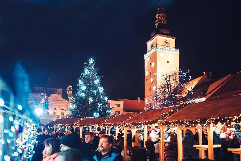 Karácsonyi vásár hangulata a történelmi Nagyszombat főterén, Szlovákia Kis Rómájában.
