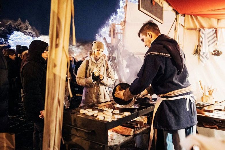 Középkori hangulatú adventi vásár a Szent Miklós téren, Nagyszombatban, Szlovákiában.
