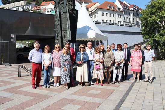 Nemzetközi újságírók csoportja a pozsonyi Holokauszt emlékműnél a Shalom Chaverim Fesztivál idején.