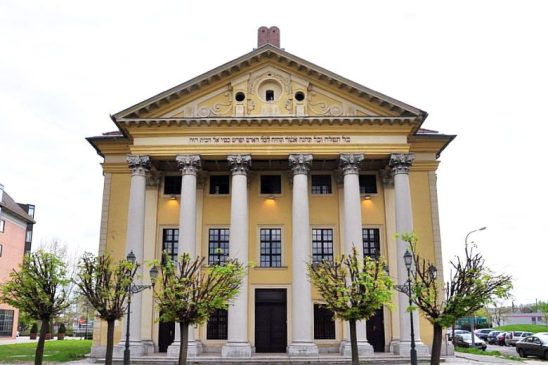 Az Óbudai Zsinagóga főbejáratának impozáns látványa. Itt rendezik meg a nyitott zsidó újév ünnepséget. A belépés ingyenes.