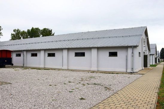 Egykori zsidó munka- és koncentrációs tábor barakképületei Szlovákiában, a szeredi Holokauszt Múzeum területén.