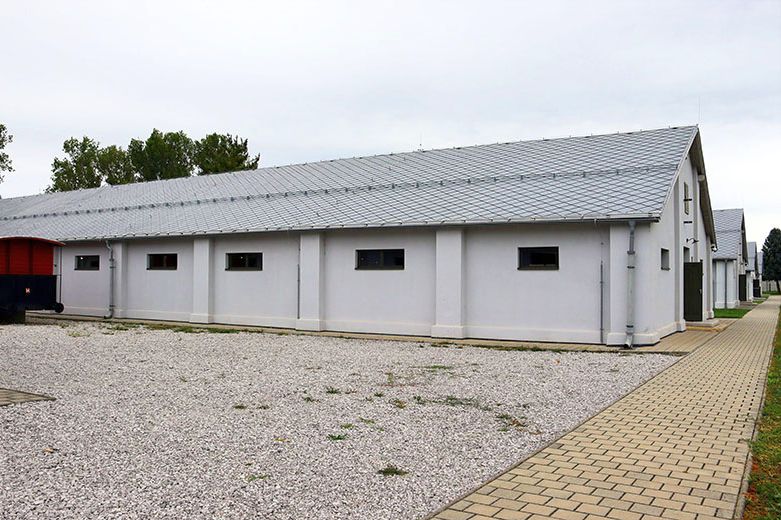 Egykori zsidó munka- és koncentrációs tábor barakképületei Szlovákiában, a szeredi Holokauszt Múzeum területén.