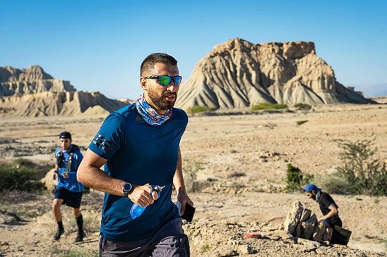Impozáns terepen futó férfiak ultramaraton versenyen.