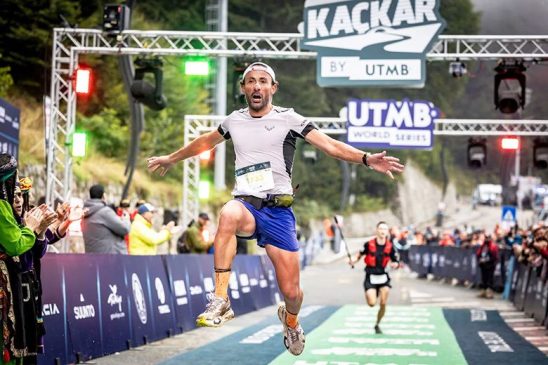 Boldog célba érkező futó a Kaçkar BY UTMB ultramaraton versenyen