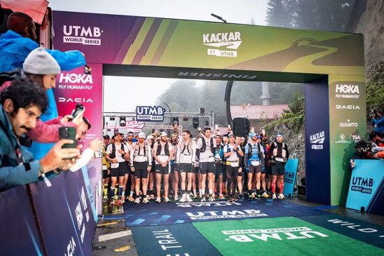 Versenyzők a Kaçkar BY UTMB ultramaraton rajtnál az Ayder-fennsíkon