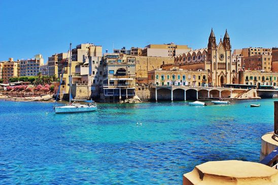Valletta, Málta fővárosának panorámája a tenger felől nézve