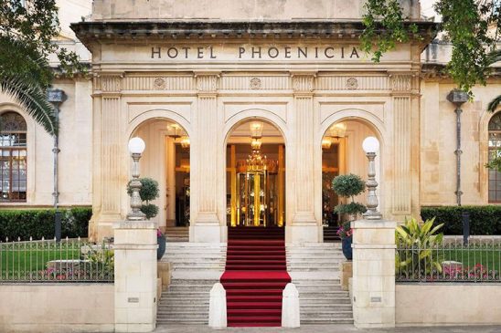 The Phoenicia Malta luxusszálloda bejárata Máltán.