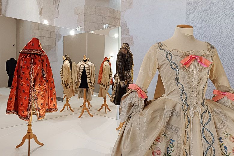 Korhű főúri és királyné ruhák a Marie Antoinette kiállításon a Pozsonyi várban