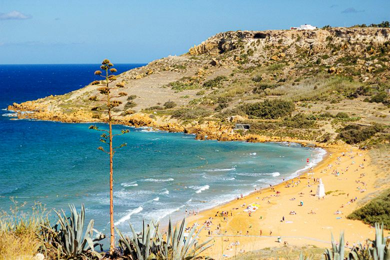 Sárga homokos strand Gran Canaria óceánpartján
