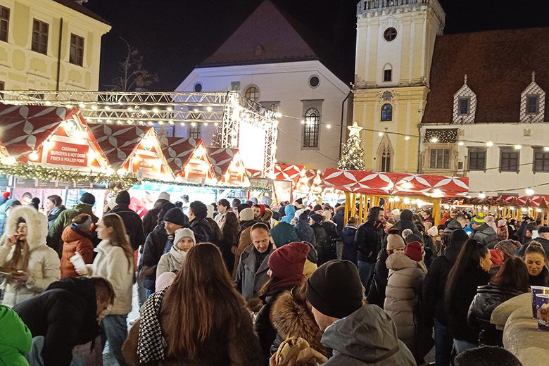 A pozsonyi karácsonyi vásár ünnepi díszkivilágítással 2025-ben, nyitáskor.