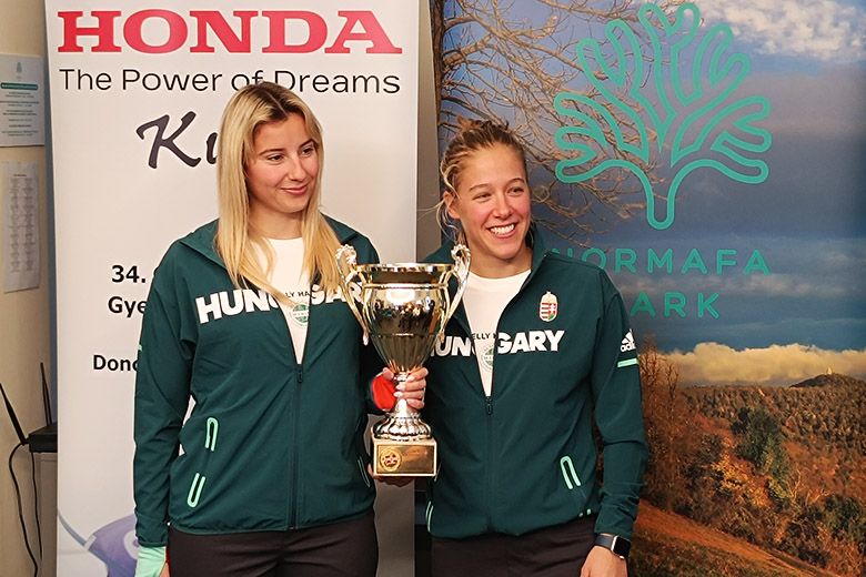 Fehér Boróka és Fehér Szonja világbajnok sportolók a bajnoki kupával