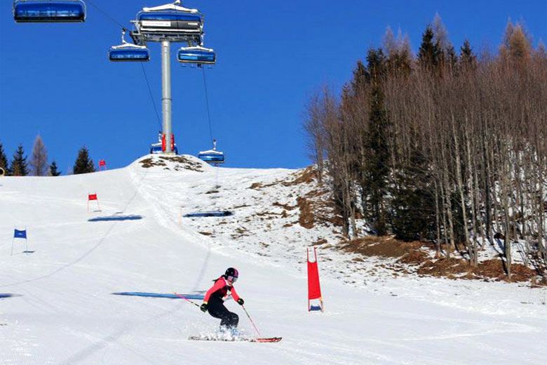 Síversenyző lesiklás közben a tátralomnici sípályán