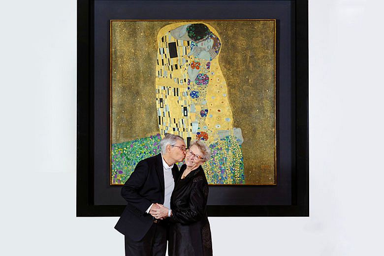 Szerelmespár Gustav Klimt „A csók” című festménye előtt a bécsi Felső Belvedere Múzeumban Valentin-napon